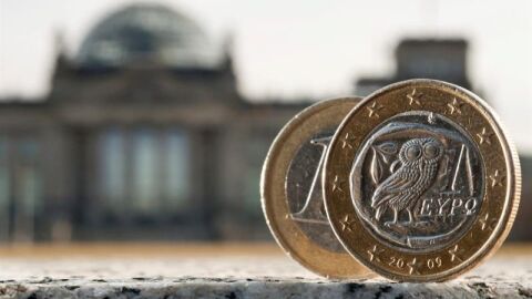 Dos monedas de euro, una de ellas acu&ntilde;ada en Grecia, fotografiadas delante del Bundestag en Berl&iacute;n (Alemania)