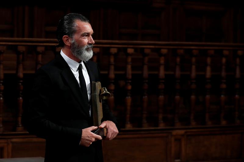 Antonio Banderas renuncia a su proyecto teatral en Málaga por el "trato humillante" Antonio Banderas renuncia a su proyecto teatral en Málaga por el "trato humillante"