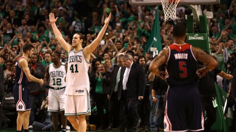 Kelly Olynyk celebra la victoria ante los Wizards
