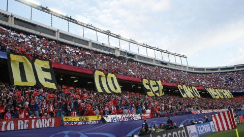 Una de las gradas del Vicente Calder&oacute;n en el Atl&eacute;tico de Madrid-Real Madrid