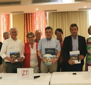 El alcalde, Andrés Martínez, y el senador por Castellón, Manuel Altava, han recibido a Josef Saller en un acto institucional. El alcalde, Andrés Martínez, y el senador por Castellón, Manuel Altava, han recibido a Josef Saller en un acto institucional.