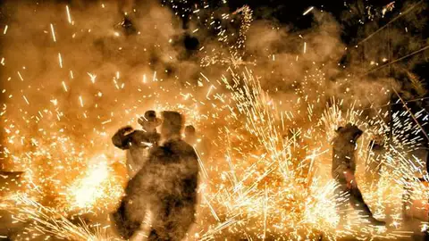 Año tras año, el lanzamiento de carretillas congrega a alrededor de un centenar de personas. Carretillas