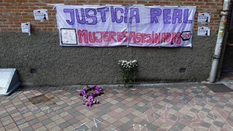 Concentraci&oacute;n de protesta frente a la vivienda ubicada en el barrio de Orcasitas donde el pasado viernes una mujer fue asesinada presuntamente a manos de su pareja