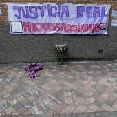 Concentración de protesta frente a la vivienda ubicada en el barrio de Orcasitas donde el pasado viernes una mujer fue asesinada presuntamente a manos de su pareja