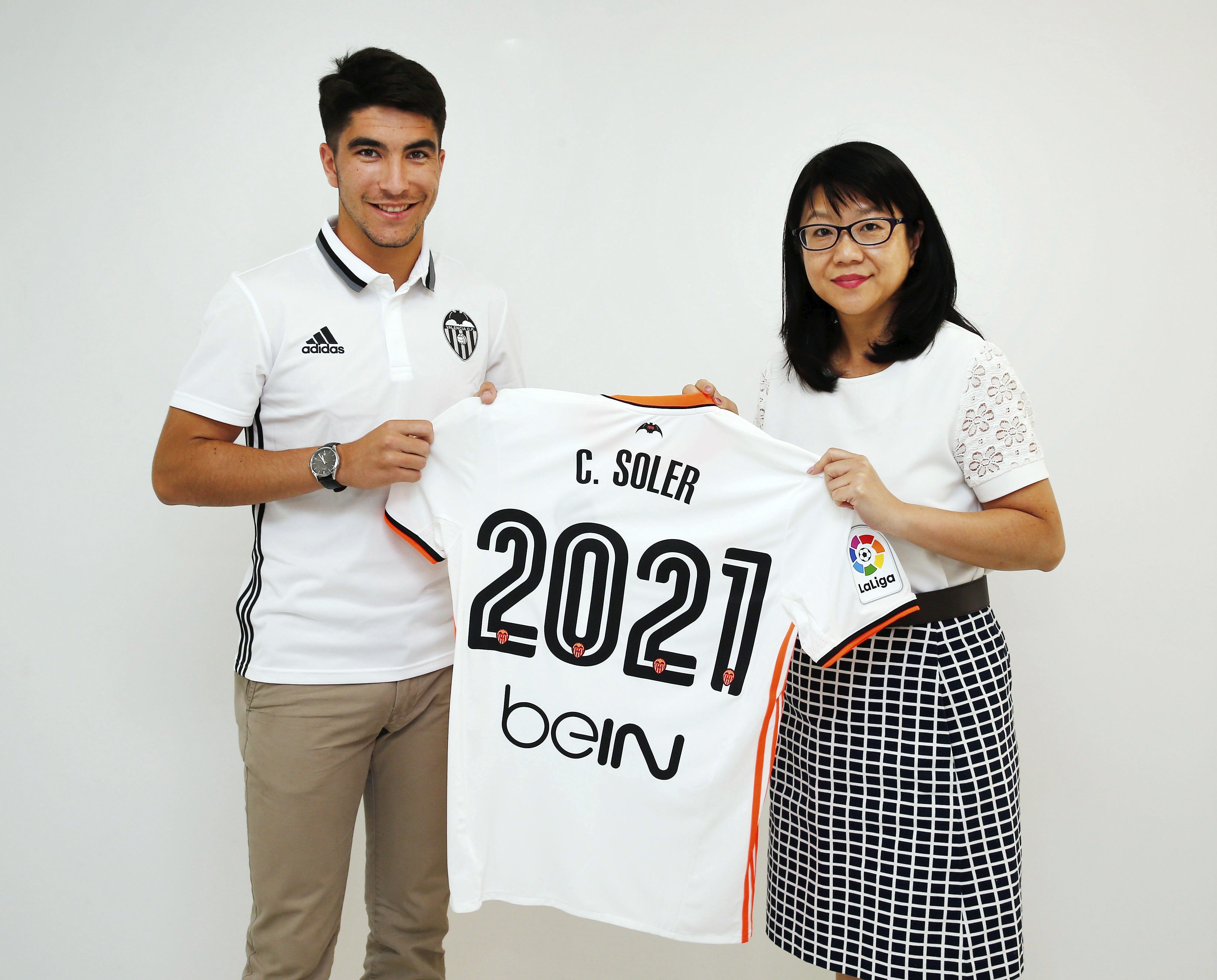 Carlos Soler tras renovar hasta el 2021: "Es el día más feliz de mi vida" Carlos Soler tras renovar hasta el 2021: "Es el día más feliz de mi vida"