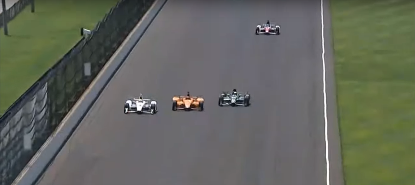 El doble adelantamiento de Fernando Alonso en la Indy 500 con el que alucinan los rivales El doble adelantamiento de Fernando Alonso en la Indy 500 con el que alucinan los rivales