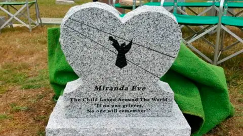 Tumba de Miranda Eve, una niña de dos años fallecida en el siglo XIX Tumba de Miranda Eve, una niña de dos años fallecida en el siglo XIX