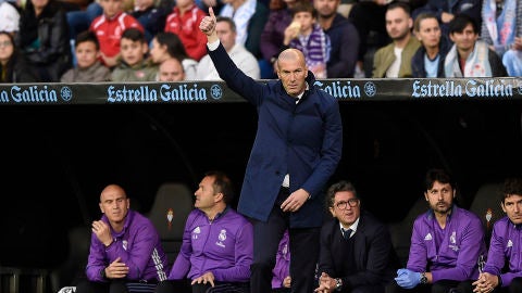 Zinedine Zidane levanta el pulgar desde la banda