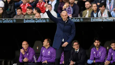 Zinedine Zidane levanta el pulgar desde la banda Zinedine Zidane levanta el pulgar desde la banda