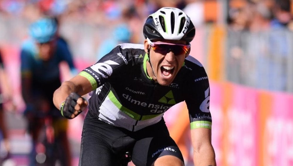 Omar Fraile festeja la victoria en el Giro