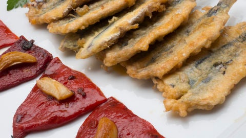 Anchoas rebozadas con pimientos de piquillo.