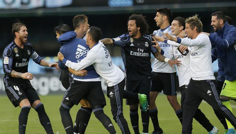 Los jugadores del Real Madrid celebran el golazo de Cristiano Ronaldo.