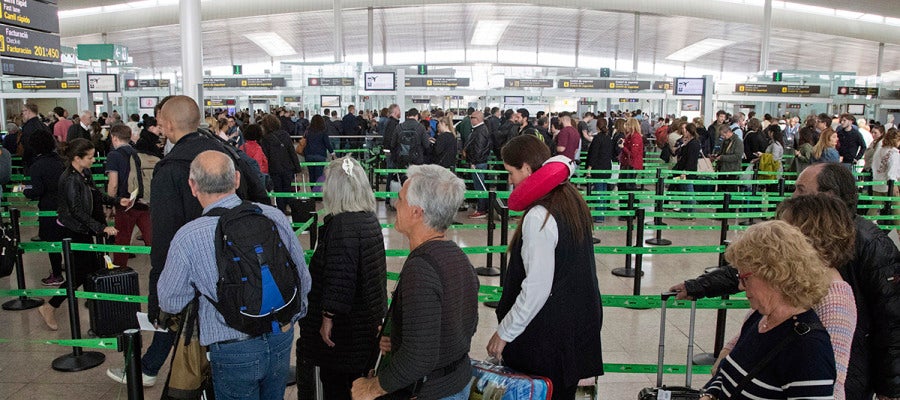 Colas en el control de pasaportes en El Prat Colas en el control de pasaportes en El Prat