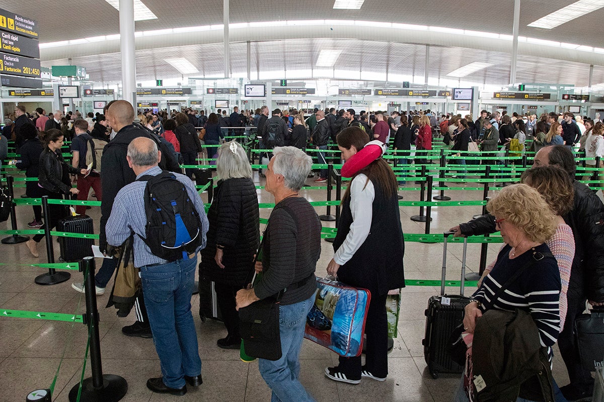 Colas de hasta hora y media en El Prat por la huelga de los vigilantes Colas de hasta hora y media en El Prat por la huelga de los vigilantes