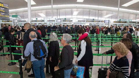 Colas en el control de pasaportes en El Prat