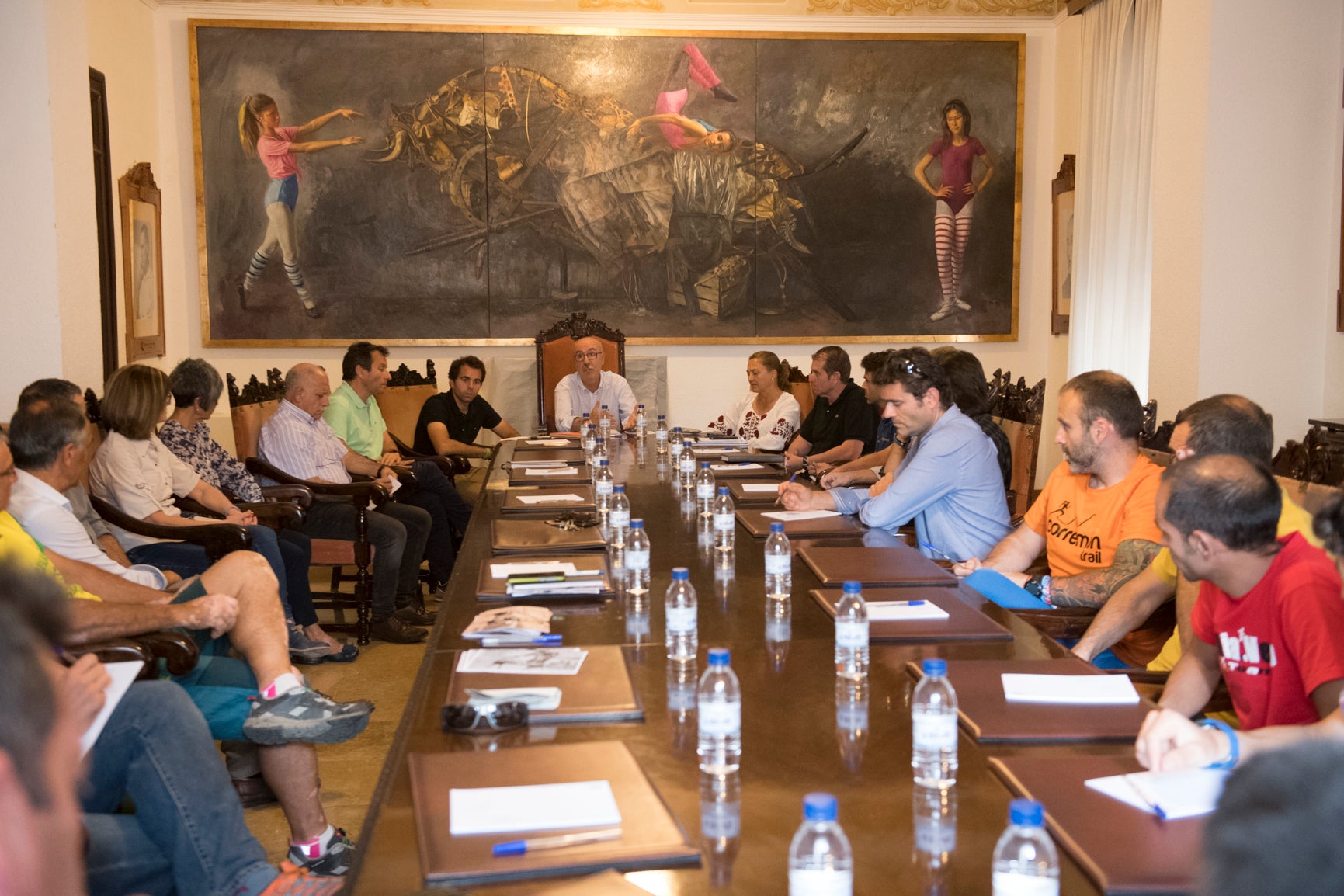 La Diputación solicita a la Generalitat que consensúe el decreto que rige las pruebas de montaña tras reunirse con los clubes afectados La Diputación solicita a la Generalitat que consensúe el decreto que rige las pruebas de montaña tras reunirse con los clubes afectados