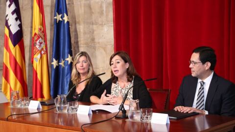 Patricia G&oacute;mez, Francina Armengol y &Oacute;scar Ortega durante la presentaci&oacute;n del acuerdo.