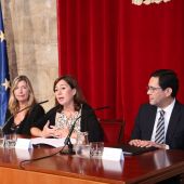 Patricia Gómez, Francina Armengol y Óscar Ortega durante la presentación del acuerdo.