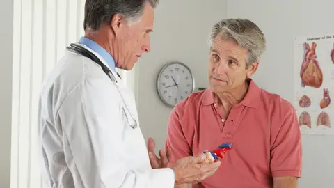 Los pacientes tratados por medicos mayores tienen una mortalidad mas alta Los pacientes tratados por medicos mayores tienen una mortalidad mas alta