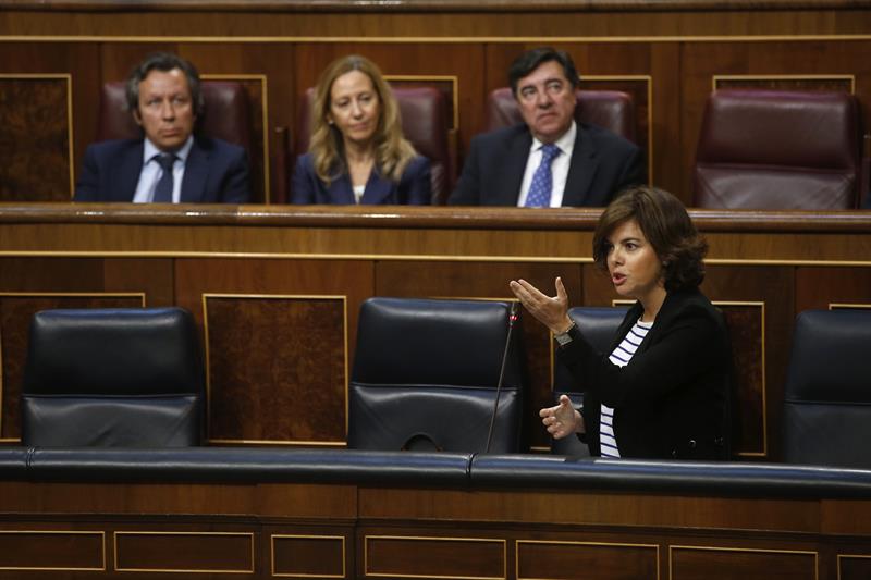 Sáenz de Santamaría dice a Podemos que a sus bases se la "refanfinfla" la moción de censura Sáenz de Santamaría dice a Podemos que a sus bases se la "refanfinfla" la moción de censura