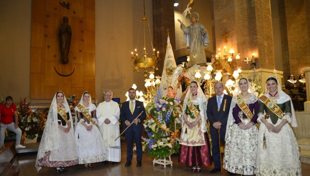 L´alcalde José Benlloch junt amb el regidor de Festes, Javier Serralvo i la reina Verónica Fortuño i dames de la cort d´Honor. 