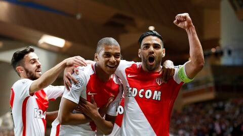 Falcao y Mbapp&eacute; celebran un gol del M&oacute;naco