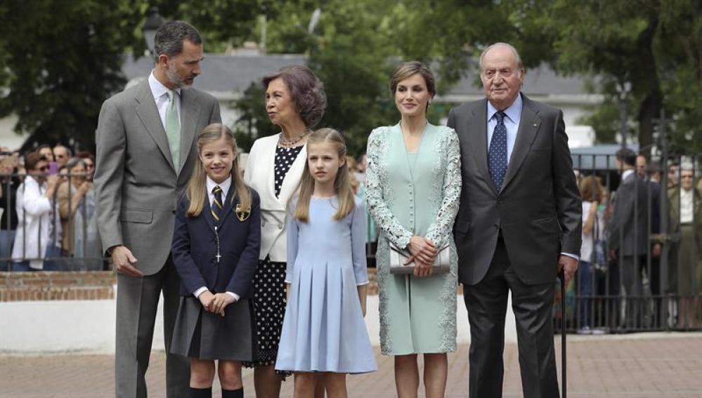 La Familia Real a su llegada a la iglesia donde la infanta Sofía ha tomado su Primera Comunión