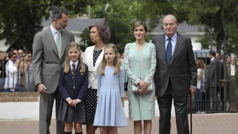 La Familia Real a su llegada a la iglesia donde la infanta Sof&iacute;a ha tomado su Primera Comuni&oacute;n