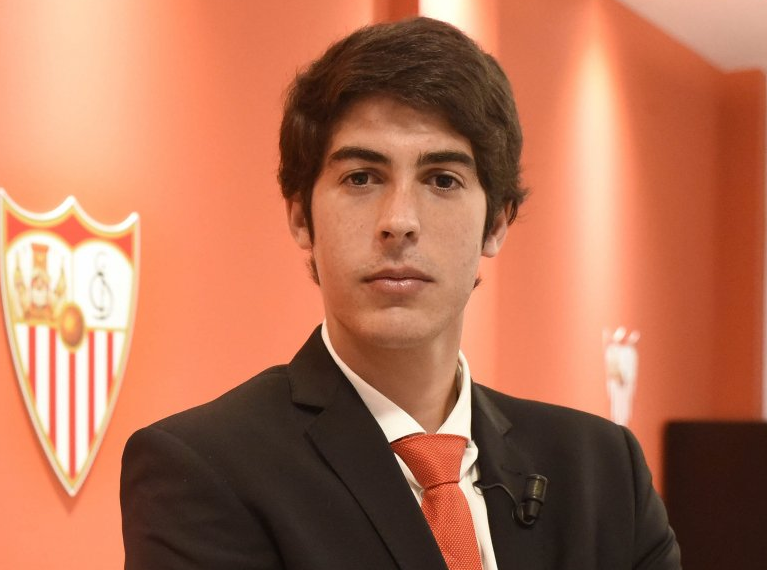 Carlos Fernández renueva con el Sevilla hasta 2021 Carlos Fernández renueva con el Sevilla hasta 2021