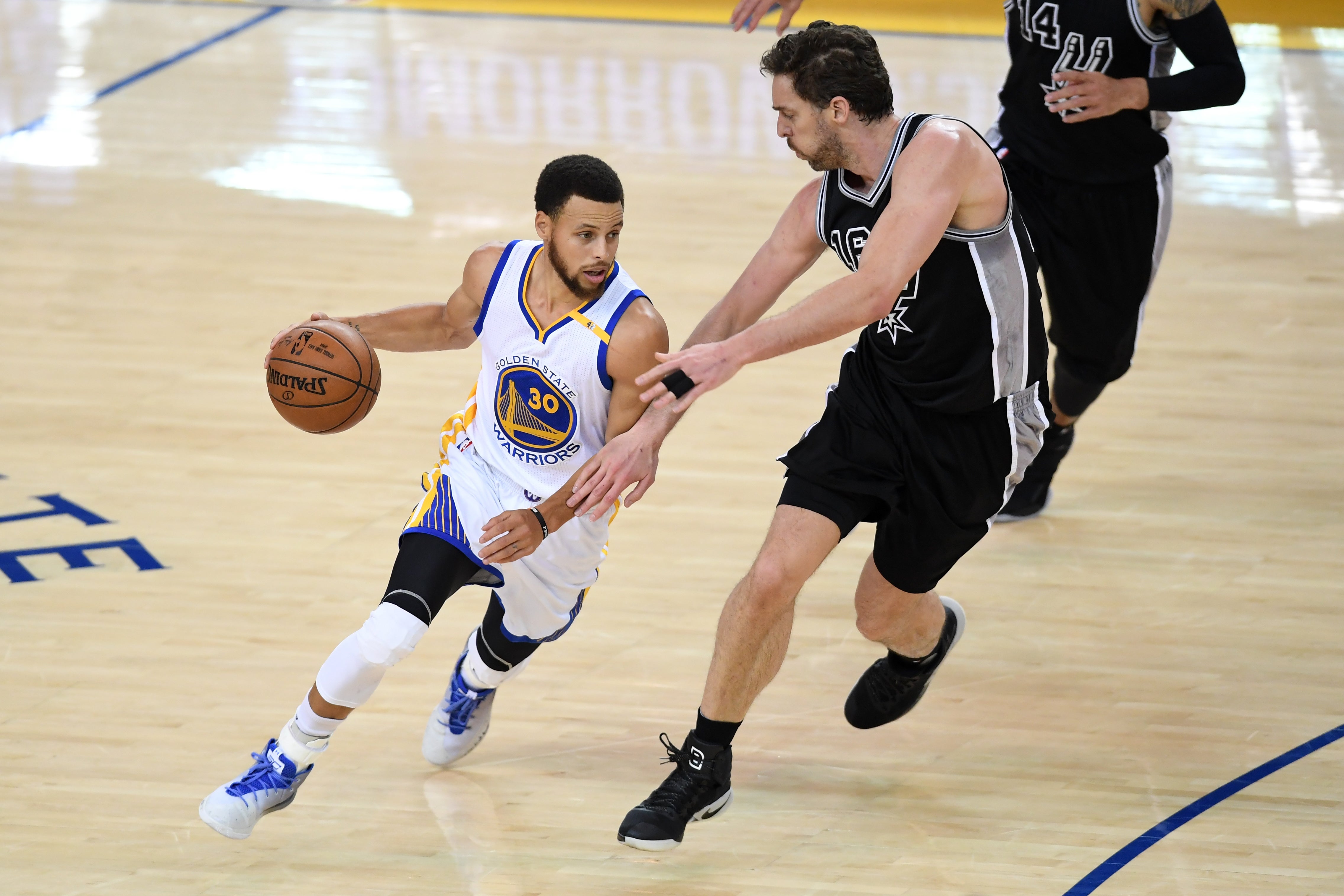 Los Warriors arrasan a los Spurs y colocan el 2-0 en la final del Oeste Los Warriors arrasan a los Spurs y colocan el 2-0 en la final del Oeste