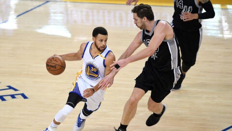 Pau Gasol trata de defender a Stephen Curry