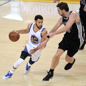 Pau Gasol trata de defender a Stephen Curry Pau Gasol trata de defender a Stephen Curry