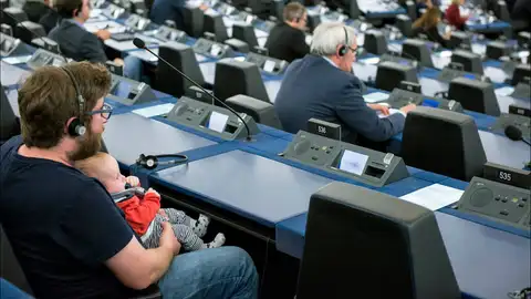 Miguel Urbán con su bebé en una sesión del Parlamento Europeo Miguel Urbán con su bebé en una sesión del Parlamento Europeo