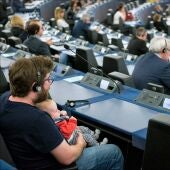 Miguel Urbán con su bebé en una sesión del Parlamento Europeo