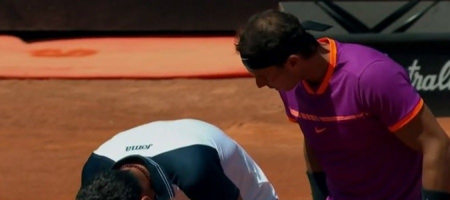 Rafa Nadal se preocupa por Almagro tras caer lesionado Rafa Nadal se preocupa por Almagro tras caer lesionado