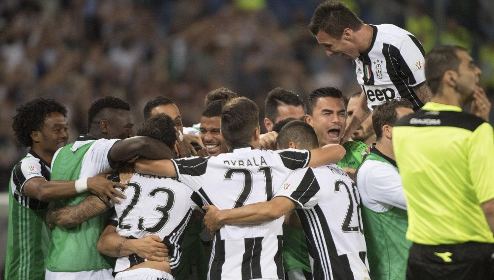 Los jugadores de la Juventus celebran la victoria y el título