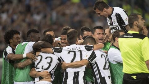 Los jugadores de la Juventus celebran la victoria y el t&iacute;tulo