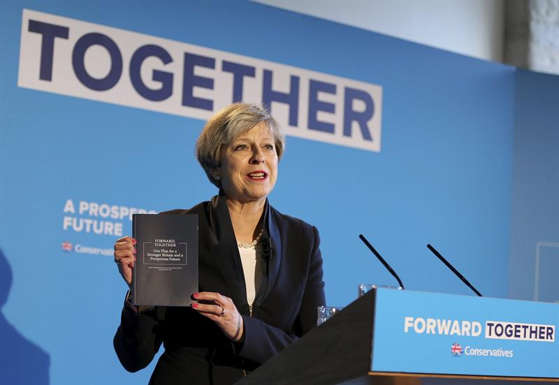 May duplicará el impuesto a los empresarios que contraten inmigrantes extranjeros May duplicará el impuesto a los empresarios que contraten inmigrantes extranjeros