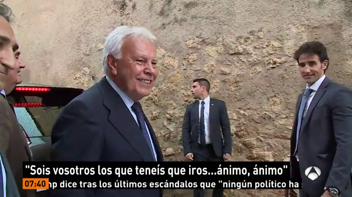 Felipe González, insultado y abucheado durante un acto en Segovia Felipe González, insultado y abucheado durante un acto en Segovia