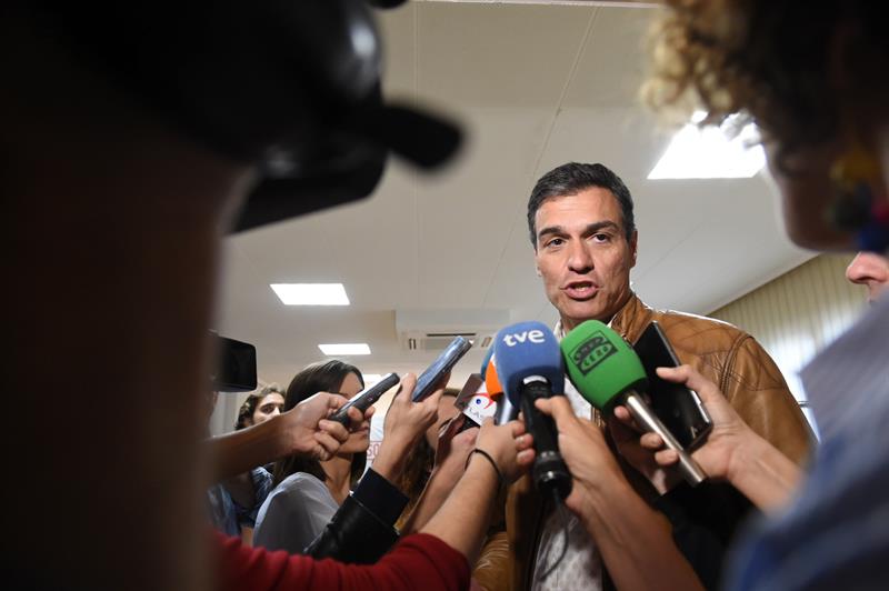 Pedro Sánchez renovará las direcciones de la Ejecutiva y el grupo parlamentario si gana las primarias Pedro Sánchez renovará las direcciones de la Ejecutiva y el grupo parlamentario si gana las primarias