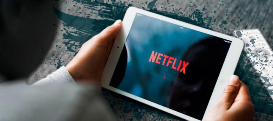 Una persona ve Netflix en su tableta Una persona ve Netflix en su tableta