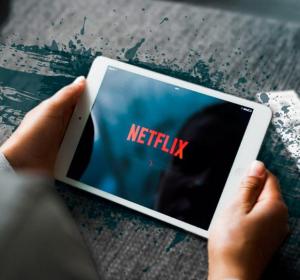 Una persona ve Netflix en su tableta Una persona ve Netflix en su tableta