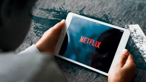 Una persona ve Netflix en su tableta