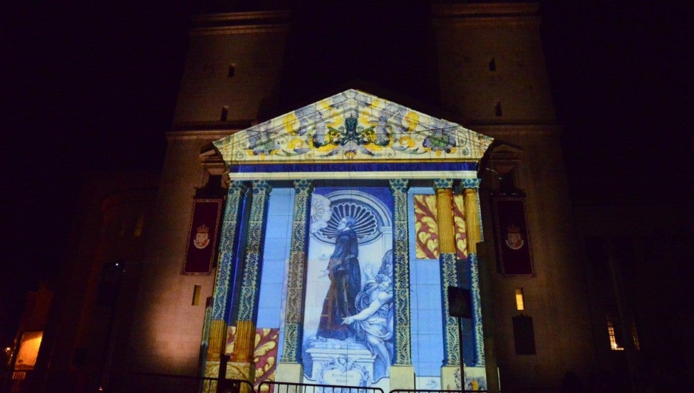 Imatge de la projecció del mapping en la façana de la basilica de Sant Pasqual. 