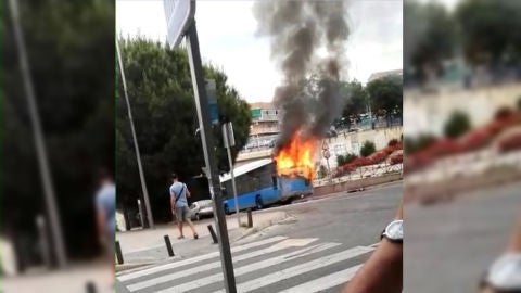 El autob&uacute;s de la EMT incendiado