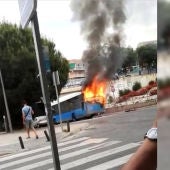 El autobús de la EMT incendiado