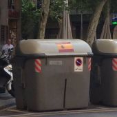 Un cubo de la basura en Cataluña con una pegatina de España