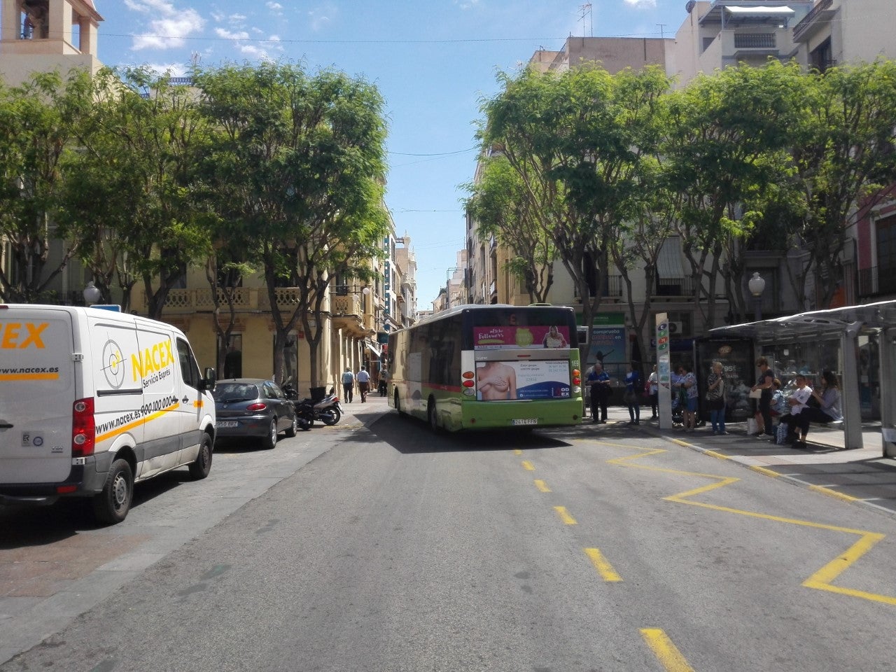 Elche restringe también el paso de autobuses por la calle Corredora las doce horas en las que se peatonaliza los sábados Elche restringe también el paso de autobuses por la calle Corredora las doce horas en las que se peatonaliza los sábados