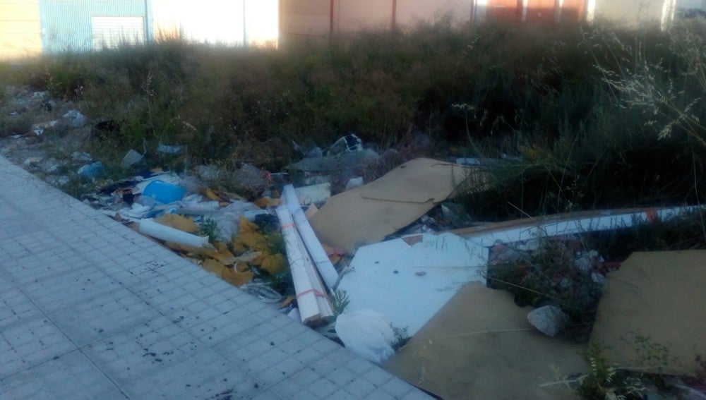 Cartón y escrombros acumulados en una de las calles del polígono industrial de Carrús en Elche. 