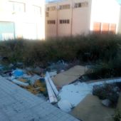 Cartón y escrombros acumulados en una de las calles del polígono industrial de Carrús en Elche. 